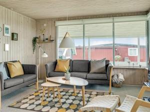 uma sala de estar com um sofá e uma mesa em Holiday Home Fita - 300m from the sea in Funen by Interhome em Asperup