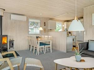 Asperup的住宿－Holiday Home Fita - 300m from the sea in Funen by Interhome，客厅以及带桌椅的厨房。