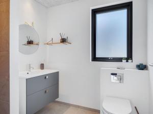 Koupelna v ubytování Holiday Home Haley - 150m from the sea by Interhome