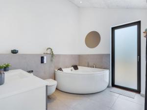 Koupelna v ubytování Holiday Home Haley - 150m from the sea by Interhome