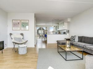 een woonkamer met een bank en een tafel bij Apartment Ninne - 50m from the sea in Funen by Interhome in Assens