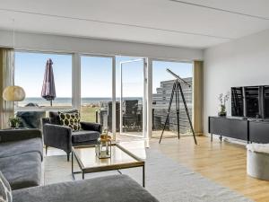 een woonkamer met uitzicht op de oceaan bij Apartment Ninne - 50m from the sea in Funen by Interhome in Assens