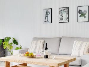 Nápoje v ubytování Holiday Home Aksa - 400m from the sea by Interhome