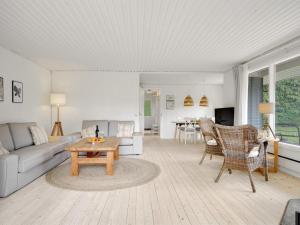 Posezení v ubytování Holiday Home Aksa - 400m from the sea by Interhome