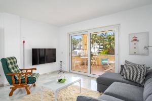 a living room with a couch and a tv at Lovely flat in Casinomar - Torrequebrada Ref 114 in Benalmádena