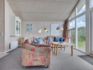 salon z kanapą i stołem w obiekcie Holiday Home Keti - 5m from the sea in Funen by Interhome w mieście Nyborg