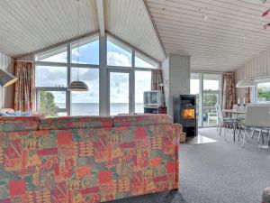 salon z kanapą i kominkiem w obiekcie Holiday Home Keti - 5m from the sea in Funen by Interhome w mieście Nyborg