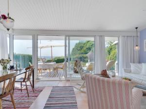 sala de estar con sofá, mesa y sillas en Holiday Home Daike - 25m from the sea in Funen by Interhome, en Bogentved