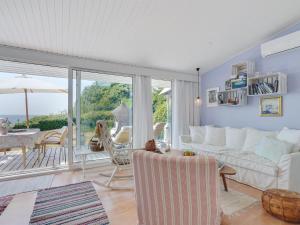 sala de estar con sofá y mesa en Holiday Home Daike - 25m from the sea in Funen by Interhome, en Bogentved