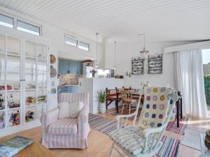 sala de estar con 2 sillas y mesa en Holiday Home Daike - 25m from the sea in Funen by Interhome, en Bogentved