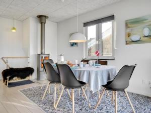 een eetkamer met een tafel en stoelen bij Holiday Home Käthe - 5m from the sea in Funen by Interhome in Middelfart