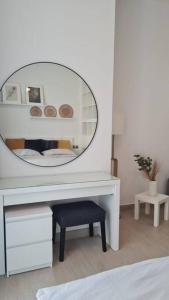 a white dressing table with a mirror and a stool at Dubai Marina, Ferienwohnung, Studio, Liv Residence in Dubai