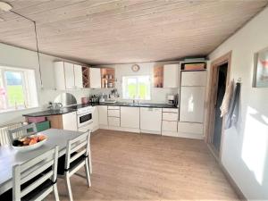 Kuchyň nebo kuchyňský kout v ubytování Holiday Home Jorind - 2km from the sea in Funen by Interhome
