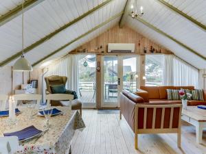 Posezení v ubytování Holiday Home Hjalmine - 250m from the sea by Interhome
