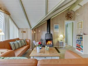 Posezení v ubytování Holiday Home Hjalmine - 250m from the sea by Interhome