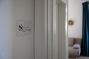 Una puerta con un cartel en una habitación en Apartments Pausa, en Žminj