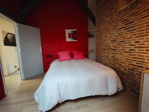 a red bedroom with a white bed with pink pillows at Charmant Duplex Rue Colbert in Tours
