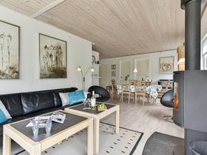 Posezení v ubytování Holiday Home Locan - 1-2km from the sea by Interhome