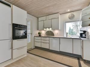 Kuchyň nebo kuchyňský kout v ubytování Holiday Home Locan - 1-2km from the sea by Interhome