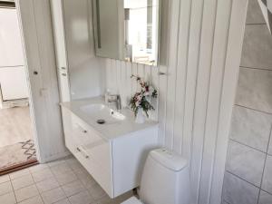 Koupelna v ubytování Holiday Home Locan - 1-2km from the sea by Interhome