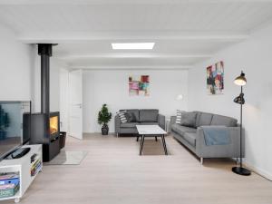sala de estar con 2 sofás y TV en Apartment Constance - 50m from the sea in Funen by Interhome, en Svendborg