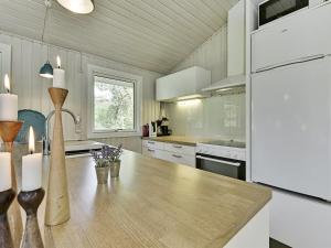Kuchyň nebo kuchyňský kout v ubytování Holiday Home Giertrud - 500m from the sea by Interhome