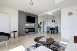 Telewizja i/lub zestaw kina domowego w obiekcie Modern, elite hillside home w/sea & mountain views