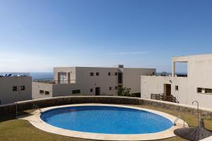 Basen w obiekcie Modern, elite hillside home w/sea & mountain views lub w pobliżu
