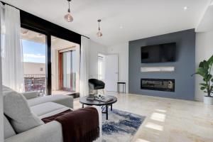 Telewizja i/lub zestaw kina domowego w obiekcie Modern, elite hillside home w/sea & mountain views