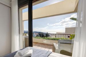 Balkon lub taras w obiekcie Modern, elite hillside home w/sea & mountain views