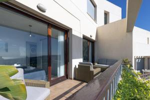 Balkon lub taras w obiekcie Modern, elite hillside home w/sea & mountain views