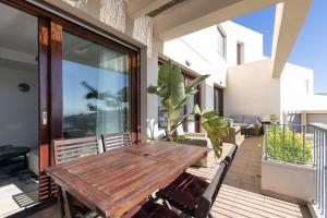 Balkon lub taras w obiekcie Modern, elite hillside home w/sea & mountain views