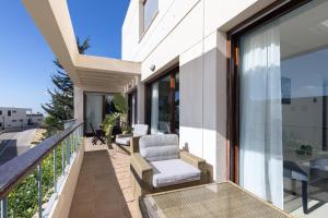 Balkon lub taras w obiekcie Modern, elite hillside home w/sea & mountain views