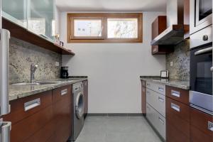 Kuchnia lub aneks kuchenny w obiekcie Modern, elite hillside home w/sea & mountain views