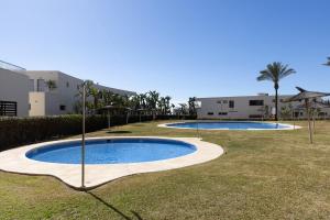Basen w obiekcie Modern, elite hillside home w/sea & mountain views lub w pobliżu