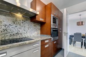 Kuchnia lub aneks kuchenny w obiekcie Modern, elite hillside home w/sea & mountain views