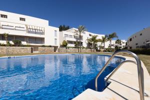 una grande piscina di fronte a un edificio di Modern, elite hillside home w/sea & mountain views a Marbella