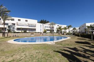 una piscina di fronte a un grande edificio di Modern, elite hillside home w/sea & mountain views a Marbella