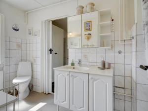 Koupelna v ubytování Holiday Home Evje - 250m from the sea by Interhome