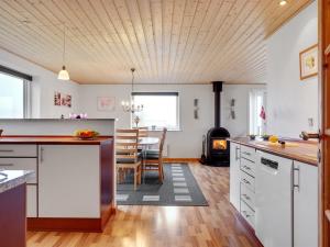 Kuchyň nebo kuchyňský kout v ubytování Holiday Home Ambrosius - 75m from the sea in Funen by Interhome
