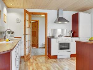 Kuchyň nebo kuchyňský kout v ubytování Holiday Home Ambrosius - 75m from the sea in Funen by Interhome