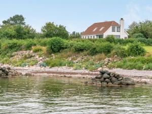 dom na brzegu wody w obiekcie Holiday Home Sissela - 5m from the sea in Funen by Interhome w mieście Ebberup