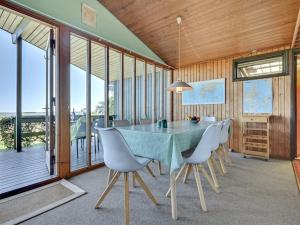 ein Esszimmer mit einem Tisch und Stühlen in der Unterkunft Holiday Home Nnykka - 100m from the sea in Funen by Interhome in Bøjden