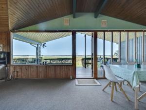 ein Esszimmer mit einem Tisch und Meerblick in der Unterkunft Holiday Home Nnykka - 100m from the sea in Funen by Interhome in Bøjden