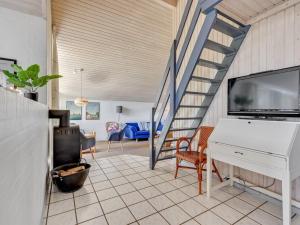 TV a/nebo společenská místnost v ubytování Holiday Home Faina - 100m from the sea in Funen by Interhome