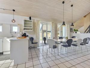 Kuchyň nebo kuchyňský kout v ubytování Holiday Home Faina - 100m from the sea by Interhome