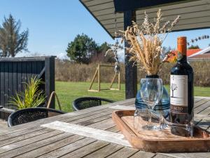 Nápoje v ubytování Holiday Home Faina - 100m from the sea by Interhome
