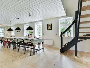 uma sala de jantar com mesa e cadeiras em Holiday Home Gunhilda - 200m from the sea in Funen by Interhome em Spodsbjerg