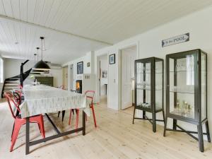 uma sala de jantar com uma mesa e algumas cadeiras em Holiday Home Gunhilda - 200m from the sea in Funen by Interhome em Spodsbjerg
