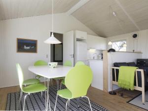 - une cuisine et une salle à manger avec une table et des chaises dans l'établissement Holiday Home Bridgette - 100m from the sea in Funen by Interhome, à Tranekær